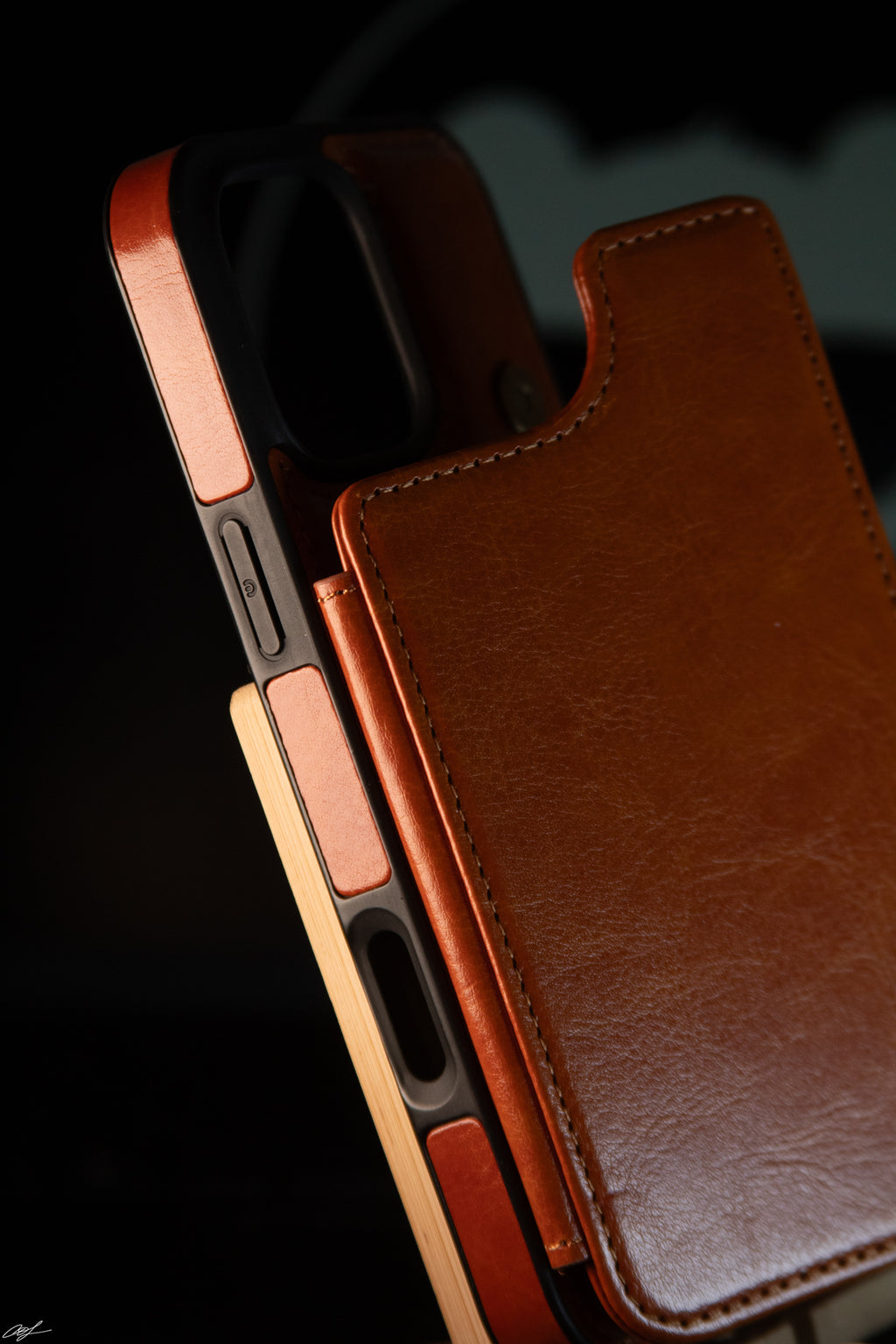 Carcasa Cartera de Cuero con RFID y MagSafe para iPhone 16 Pro Max |Café y Negro